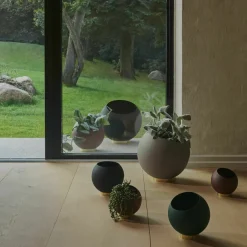 Pot de fleur taupe S Globe - AYTM
