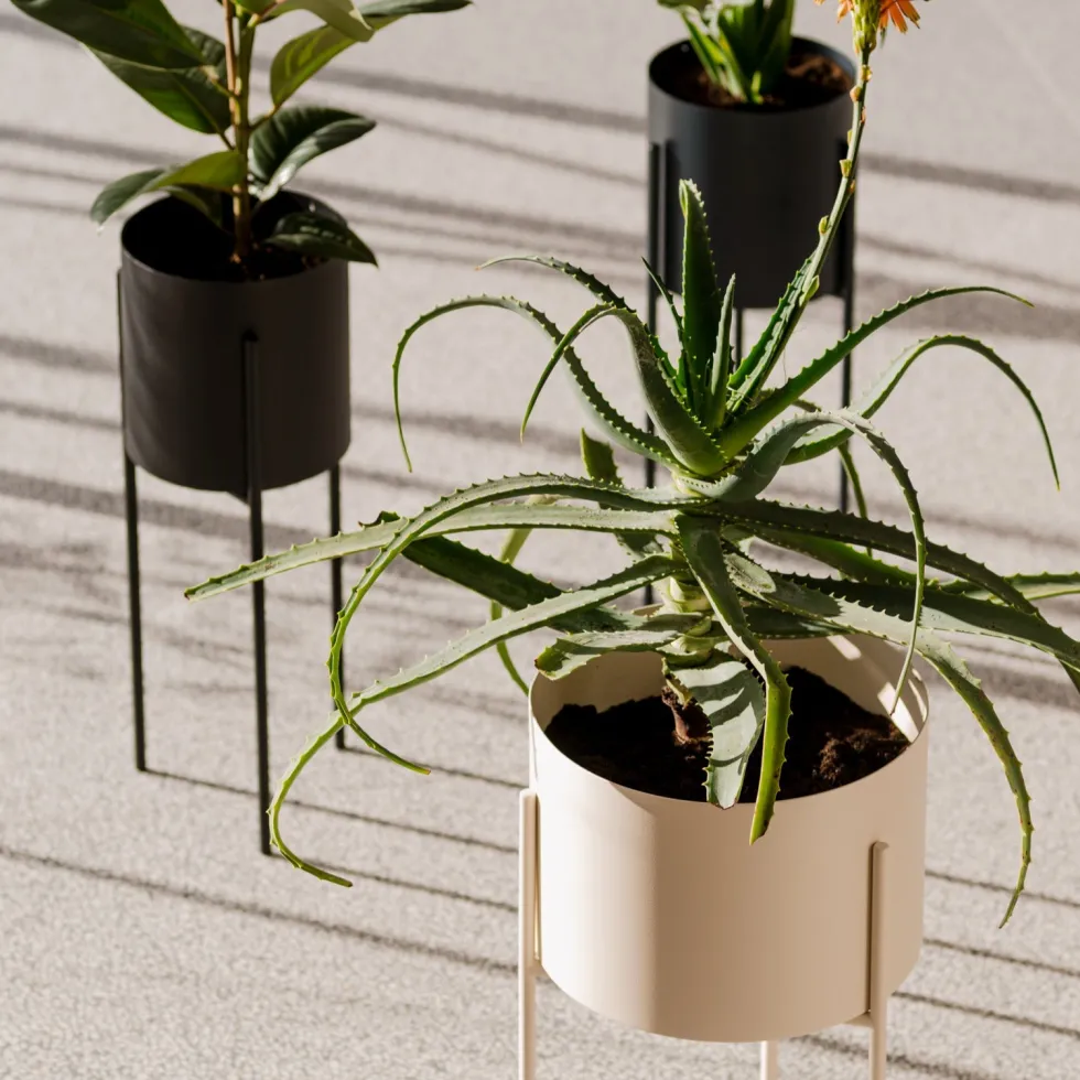 Pot à plantes en acier beige L Maki - noo.ma