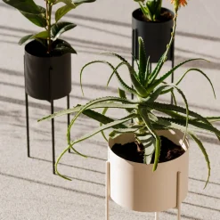 Pot à plantes en acier noir Maki - noo.ma