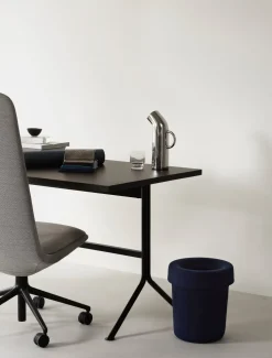 Poubelle en tissu recyclé bleu foncé 31,6x36 cm Hide - Normann Copenhagen