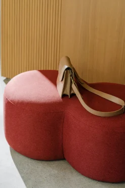 Pouf en polyester rouge coquelicot 88x50x36,5cm Umbo - Noo.ma