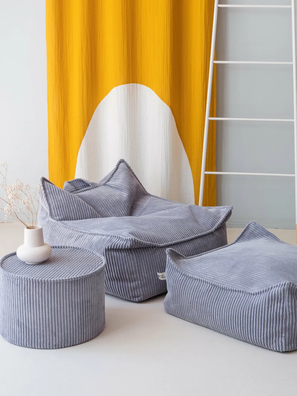 Pouf fauteuil en velours côtelé bleu blueberry 80 x 70 cm - Wigiwama