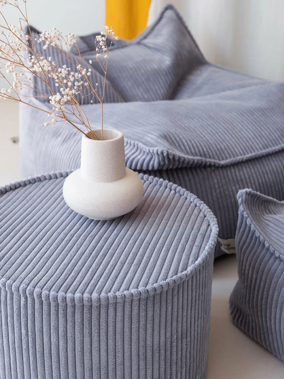 Pouf fauteuil en velours côtelé bleu blueberry 80 x 70 cm - Wigiwama
