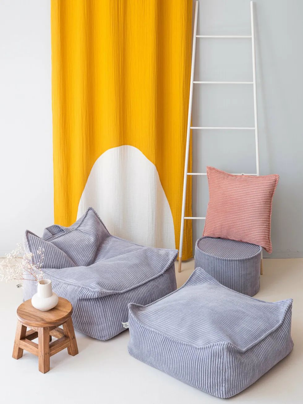 Pouf fauteuil en velours côtelé bleu blueberry 80 x 70 cm - Wigiwama
