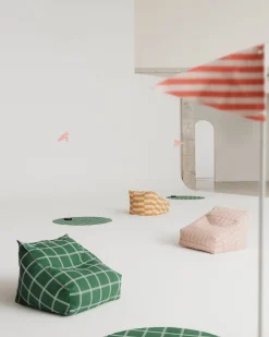 Pouf fauteuil pour enfant en coton bio à carreaux moutarde et beige 74x40x60cm Vibes - Nobodinoz