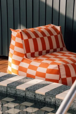 Pouf long d'extérieur en tissu déperlant à carreaux rouge et rose 70 x 110 x 62 cm Matteo - Nobodinoz