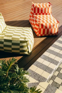 Pouf long d'extérieur en tissu déperlant à carreaux rouge et rose 70 x 110 x 62 cm Matteo - Nobodinoz