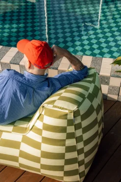 Pouf long d'extérieur en tissu déperlant à carreaux vert et jaune 70 x 110 x 62 cm Matteo - Nobodinoz