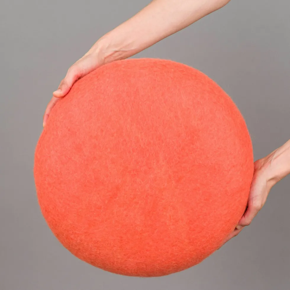 2 Poufs en laine corail et turquoise-gris Felix et Fine - myfelt