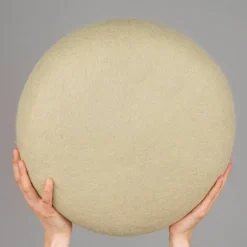 2 Poufs en laine vert-beige et saumon Lutz et Lea - myfelt