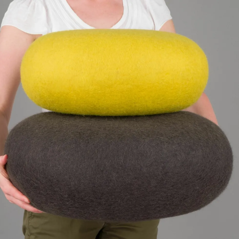 2 Poufs en laine vert-jaune et anthracite Kata et Kuno - myfelt