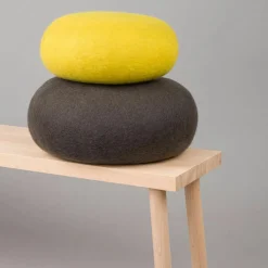 2 Poufs en laine vert-jaune et anthracite Kata et Kuno - myfelt