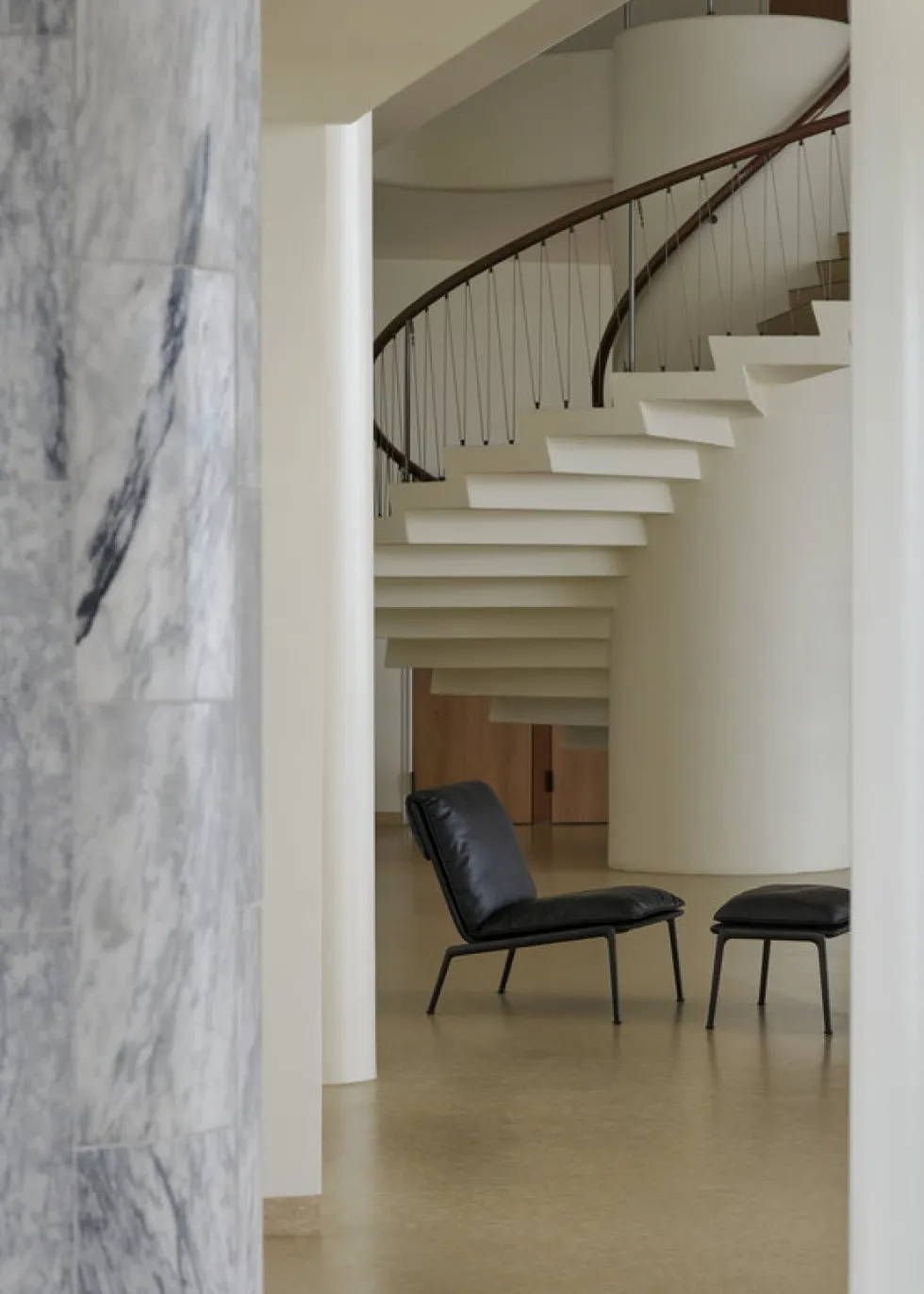 Repose-pieds en cuir noir et acier noir Muno LN20 - &tradition