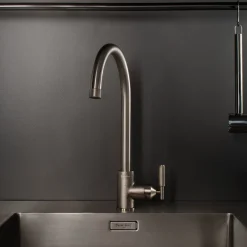 Robinet mitigeur de cuisine en métal massif brut argent 37,2 x 25,3 cm - Buster+Punch