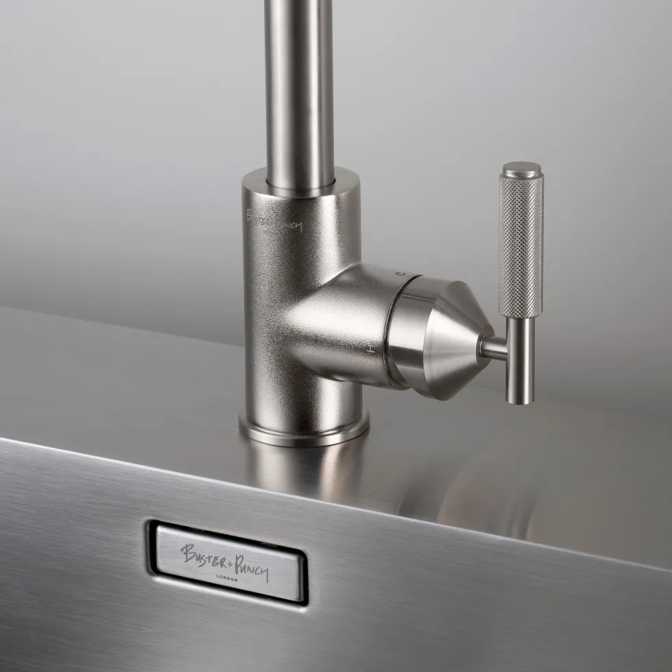 Robinet mitigeur de cuisine en métal massif brut argent 37,2 x 25,3 cm - Buster+Punch