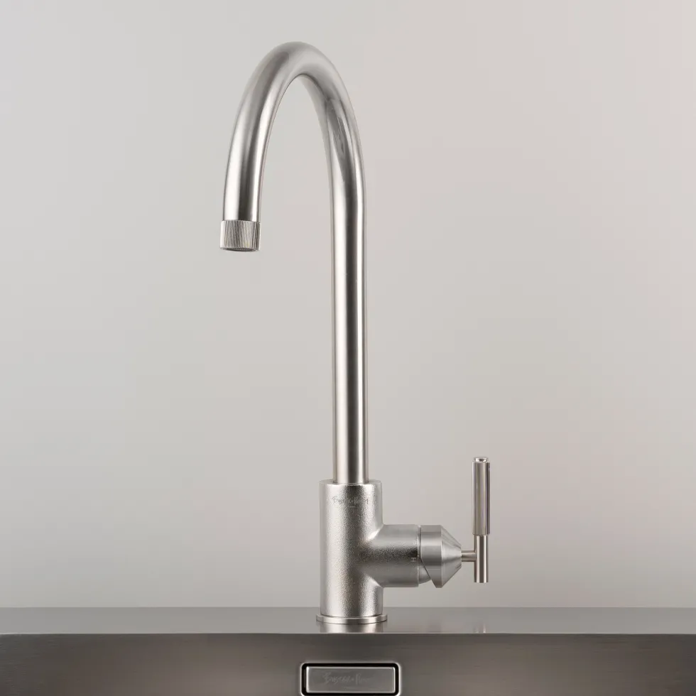 Robinet mitigeur de cuisine en métal massif brut argent 37,2 x 25,3 cm - Buster+Punch