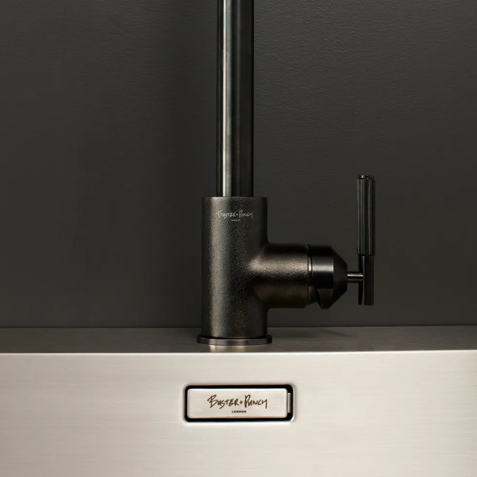 Robinet mitigeur de cuisine en métal massif brut noir 37,2 x 25,3 cm - Buster+Punch