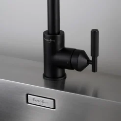 Robinet mitigeur de cuisine en métal massif brut noir 37,2 x 25,3 cm - Buster+Punch