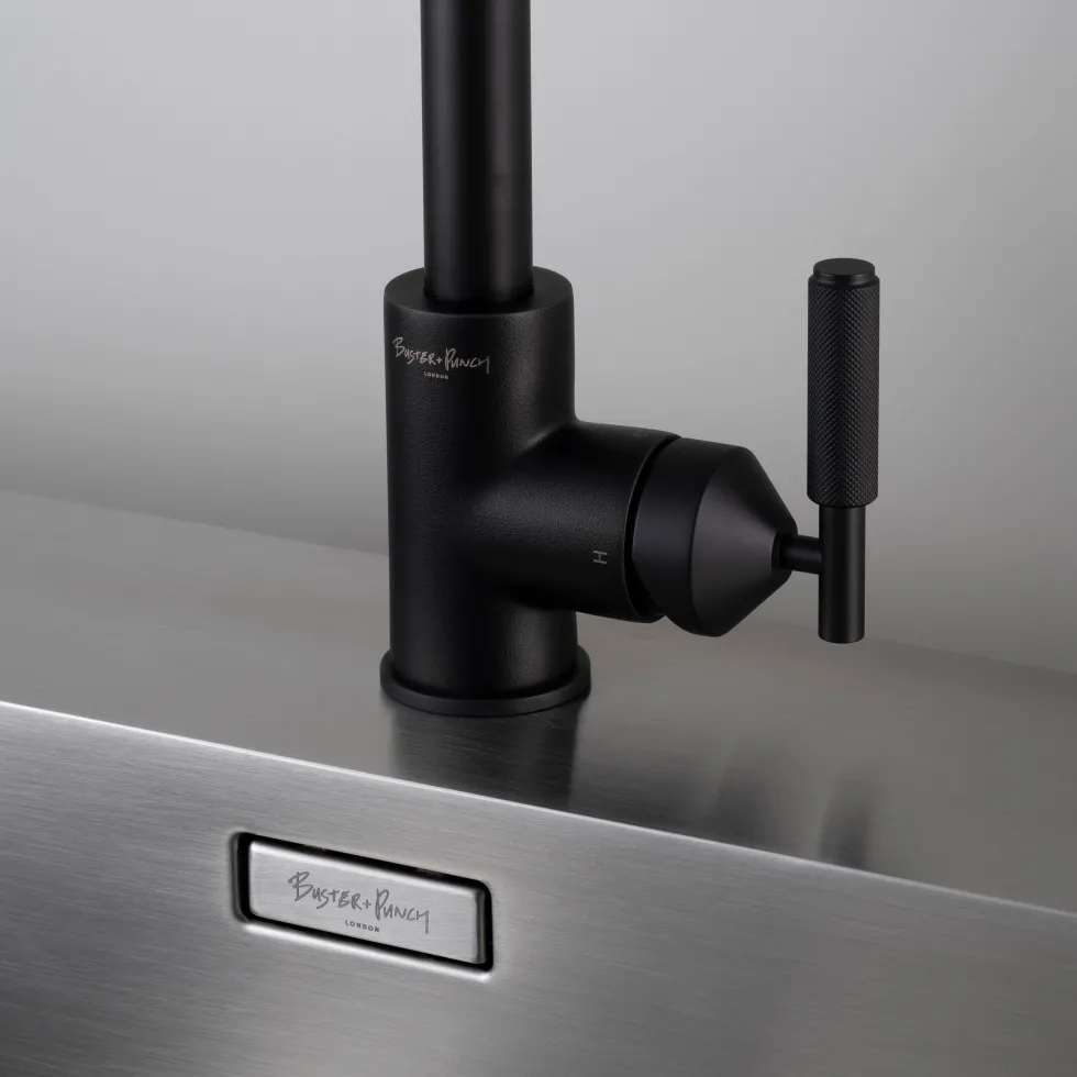 Robinet mitigeur de cuisine en métal massif brut noir 37,2 x 25,3 cm - Buster+Punch