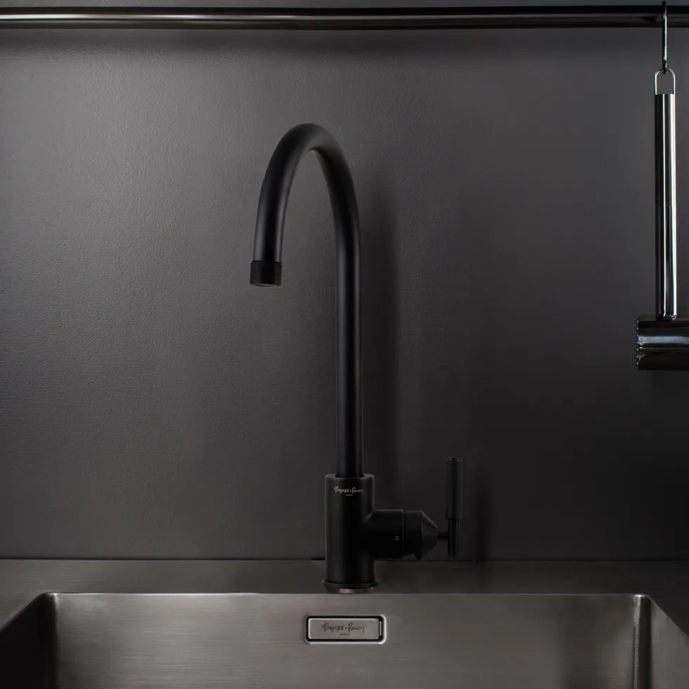 Robinet mitigeur de cuisine en métal massif brut noir 37,2 x 25,3 cm - Buster+Punch