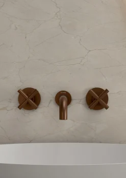 Robinet mélangeur lavabo mural en laiton or rose brossé Corbeau - Kroos