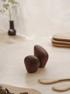 Salière et poivrier en frêne marron foncé Cairn - Ferm Living