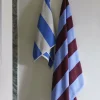 Serviette de bain à rayures bordeaux et bleu ciel Frotté - HAY