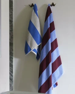 Serviette de bain à rayures bordeaux et bleu ciel Frotté - HAY