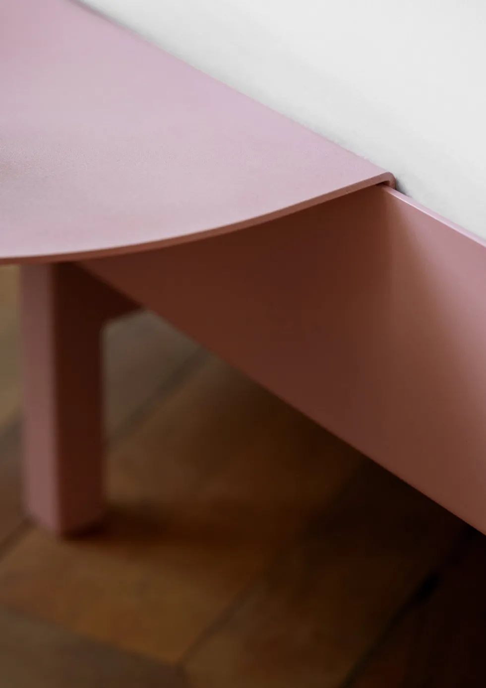 Sommier avec lattes en acier rose avec table de chevet 90cm - Moebe