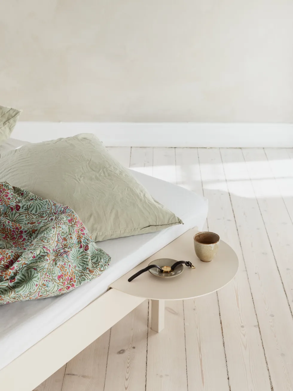 Sommier avec lattes en acier sable avec table de chevet 90cm - Moebe