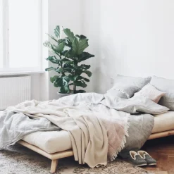 Sommier en bois clair et matelas écru 140x200cm Senza Comfort - Karup Design