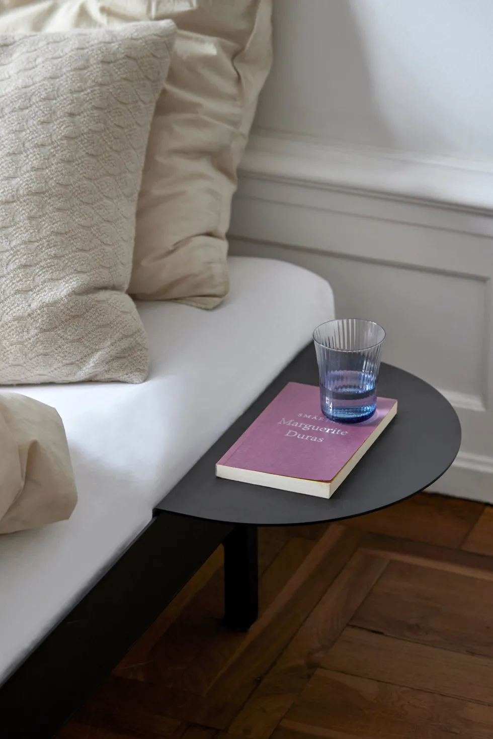 Sommier extensible en acier noir avec lattes 180cm et tables de chevet - Moebe