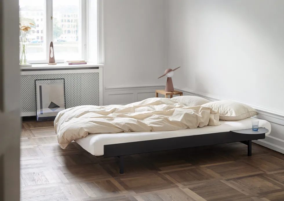 Sommier extensible en acier noir avec lattes 160cm et une table de chevet - Moebe