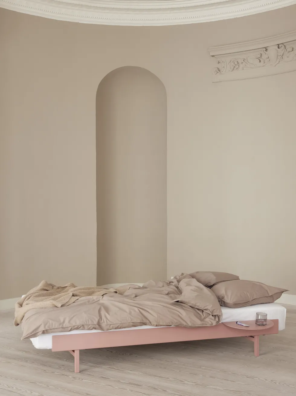 Sommier extensible en acier rose avec lattes 140cm et table de chevet - Moebe