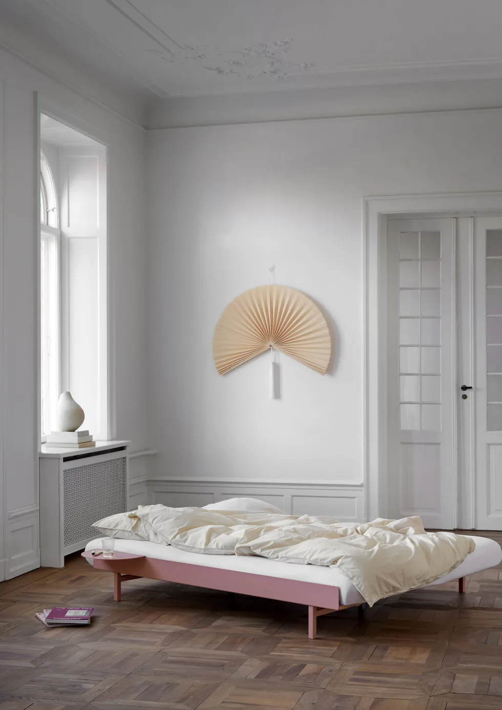 Sommier extensible en acier rose avec lattes 160cm et une table de chevet - Moebe