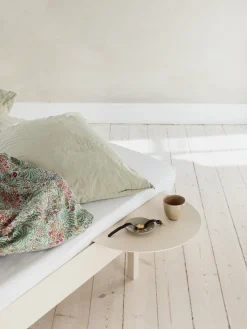 Sommier extensible en acier sable avec lattes 180cm et tables de chevet - Moebe