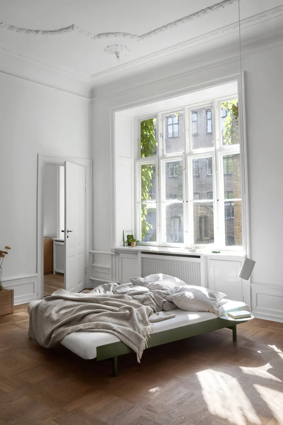 Sommier extensible en acier sable avec lattes 160cm et une table de chevet - Moebe
