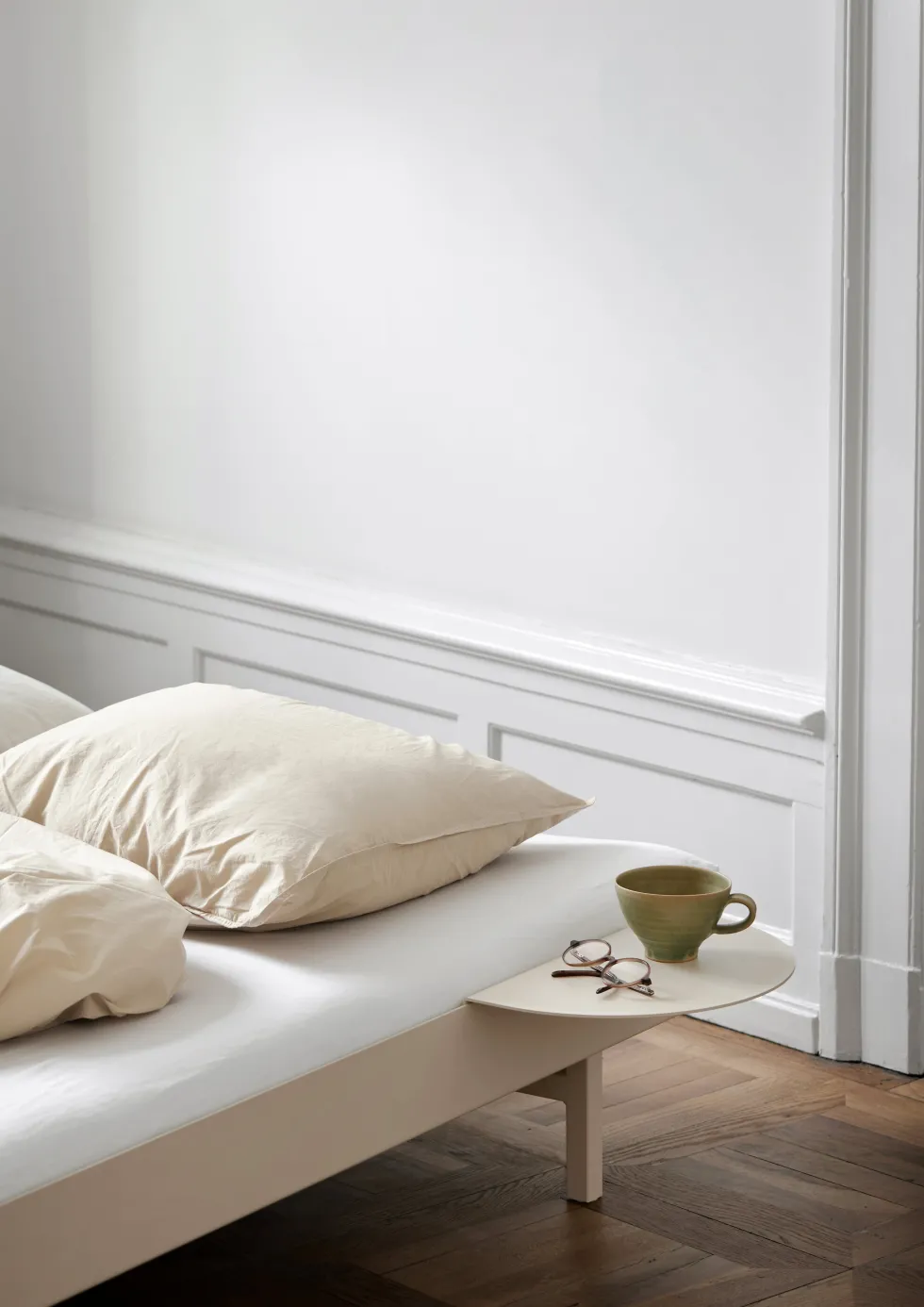 Sommier extensible en acier sable sans lattes 90-180cm et table de chevet - Moebe