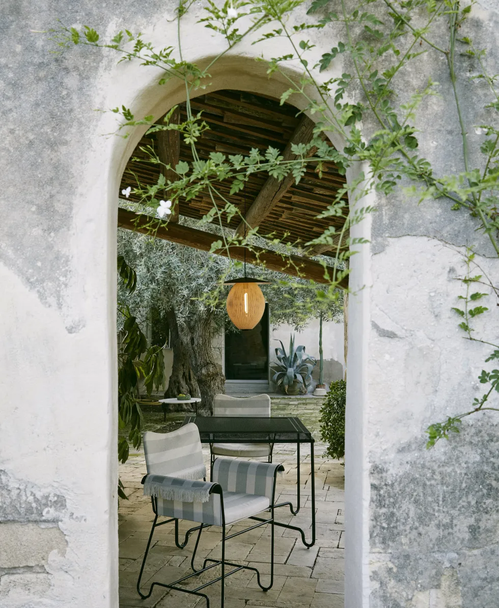 Suspension de jardin moutarde doré et base en métal noir 22 cm Satellite - Gubi