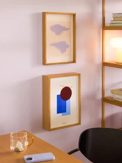 Tableau en chêne et affiche bleue 29,7X42 Hello- Hübsch