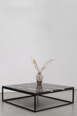 Table basse carrée en acier et marbre nero marquina Dione - Un’common