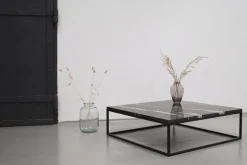 Table basse carrée en acier et marbre nero marquina Dione - Un’common