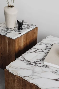 Table basse carrée en chêne fumé et marbre blanc carrara 70cm Pera - Un’common