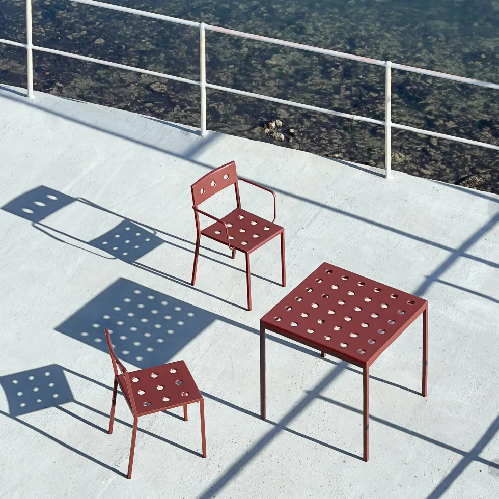 Table basse de jardin carrée en acier rouge Balcony - HAY