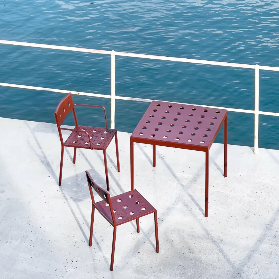Table basse de jardin carrée en acier rouge Balcony - HAY