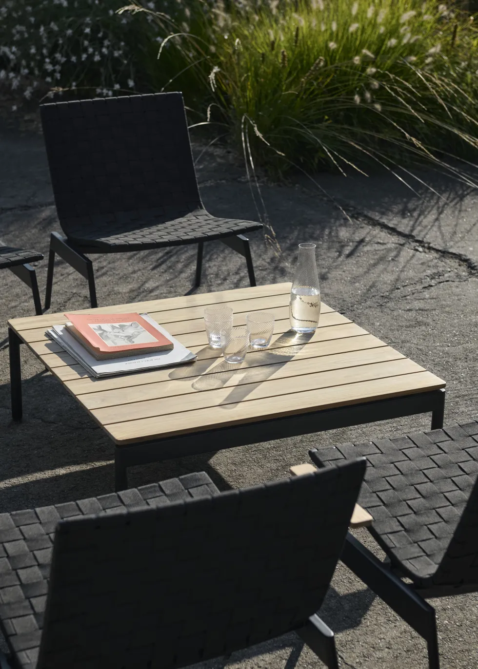 Table basse de jardin carrée en bois de teck et acier noir 90x90x30cm Ville AV50 - &tradition