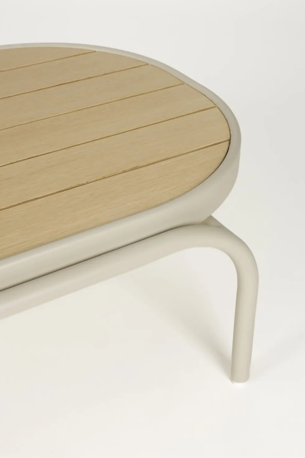 Table basse de jardin en aluminium beige et bois 110x62,5x32cm Vista - Zuiver