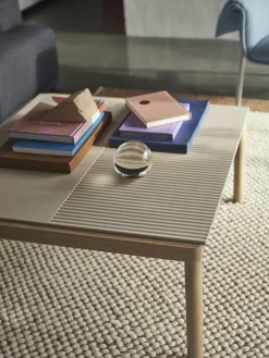 Table basse en grès beige sable lisse et chêne foncé 85 x 40 cm Couple - Muuto