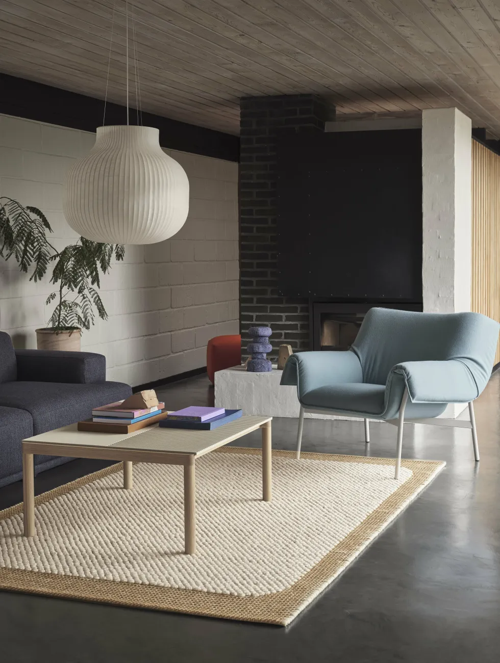 Table basse en grès beige sable wavy et chêne foncé 85 x 120 cm Couple - Muuto