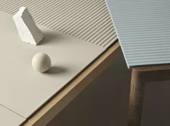 Table basse en grès bleu pâle lisse et chêne foncé 85 x 40 cm Couple - Muuto
